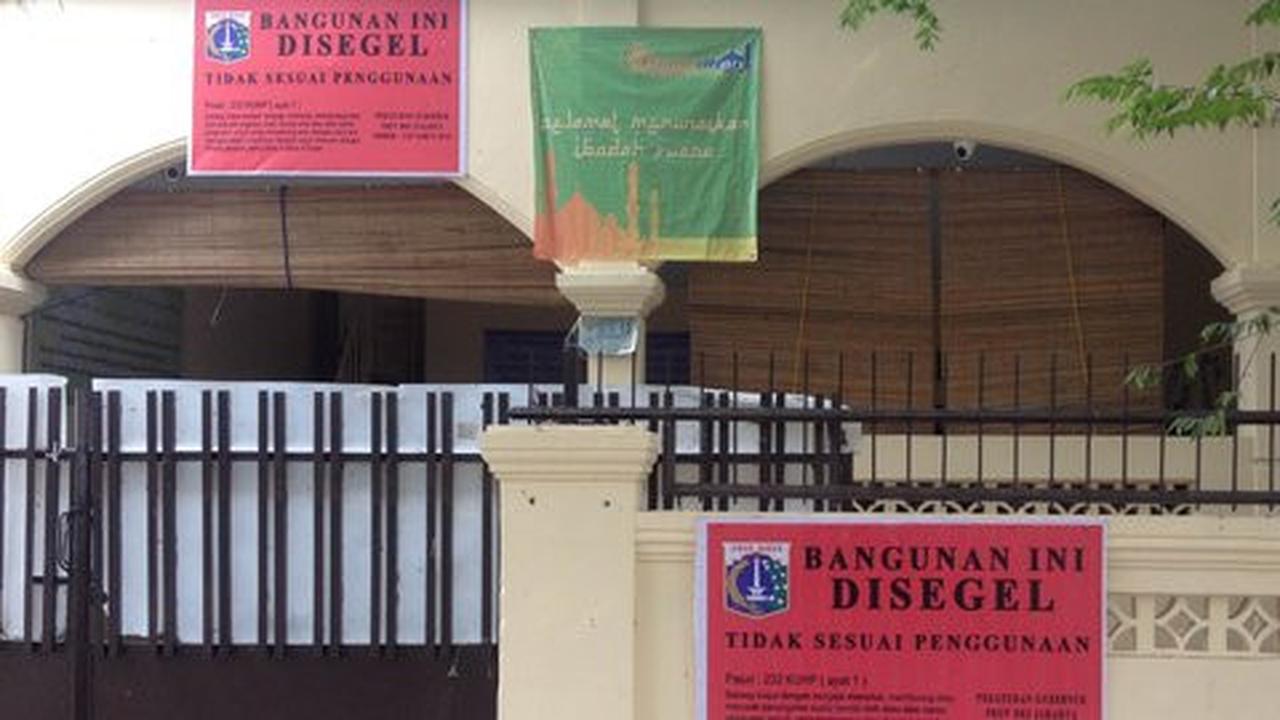 Saat ibadah, Jemaah Ahmadiyah selalu berpakaian rapi dan bawa mobil