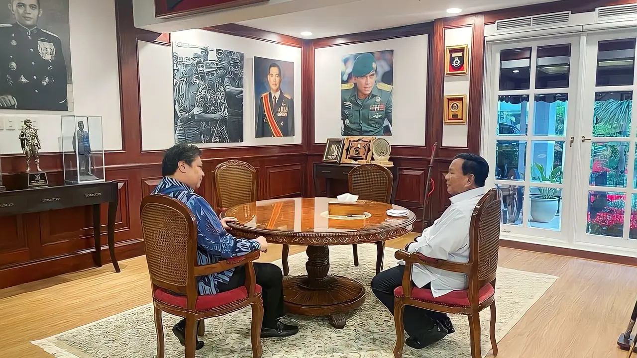 Ketua Umum Golkar Airlangga Hartarto bersama Ketum Gerindra Prabowo Subianto.