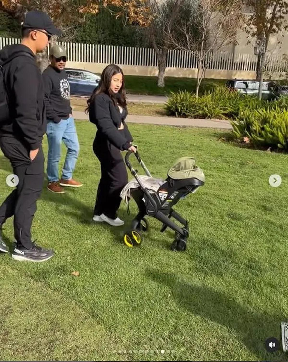 6 Potret Nikita Willy Usai Melahirkan, Perdana Ajak Baby Nael Jalan-Jalan