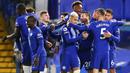 Para pemain Chelsea merayakan gol yang dicetak oleh Thiago Silva ke gawang West Ham United pada laga Liga Inggris di Stadion Stamford Bridge, Selasa (22/12/2020). Chelsea menang dengan skor 3-0. (AP/Catherine Ivill,Pool)
