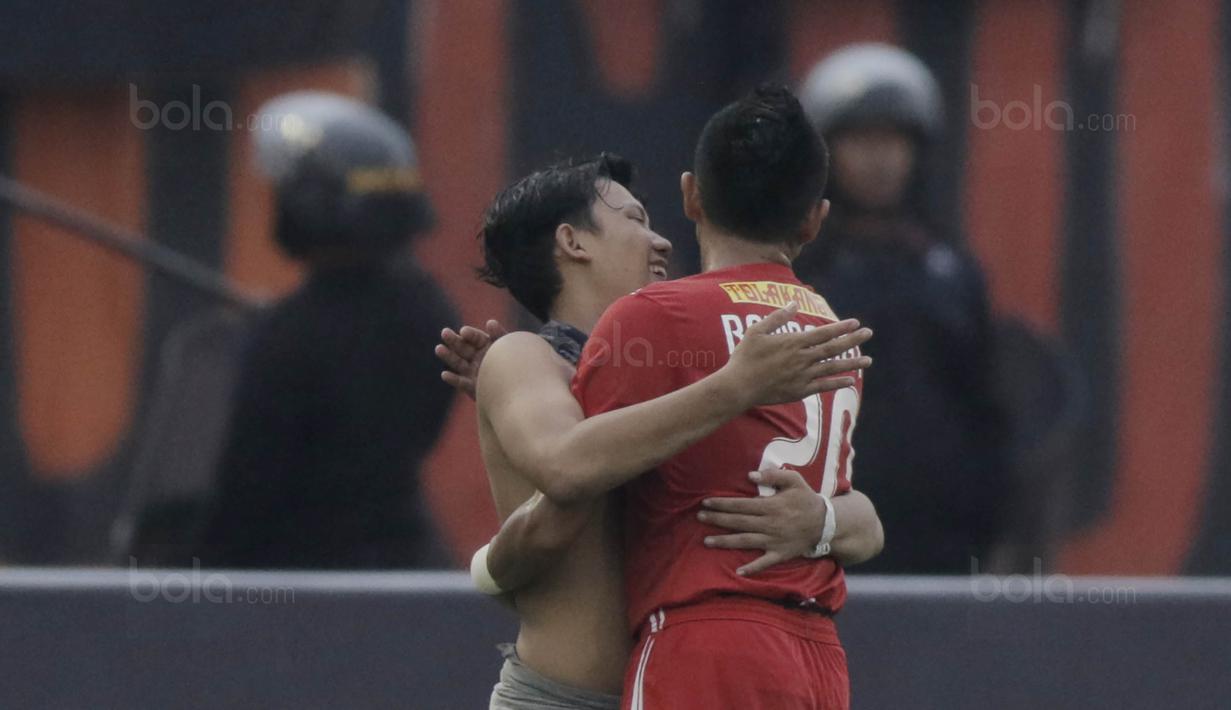 Seorang The Jakmania memeluk striker Persija, Bambang Pamungkas, usai laga melawan Mitra Kukar pada laga perempat final Piala Presiden di Stadion Manahan, Solo, Minggu, (4/2/2018). Persija menang 3-1 atas Mitra Kukar. (Bola.com/M Iqbal Ichsan)