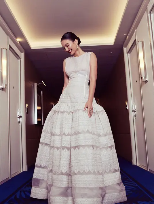 Salah satu tampilan Raline yang masuk dalam daftar best fashion Cannes Film Festival 2022 saat mengenakan gaun Renda Lincing Sleveless dari Sapto Djojokartiko (Foto: Instagram @ralineshah)