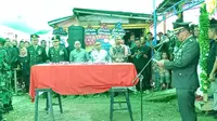 Kolonel Cpl Andi Edwin Mufiandi selaku Kapaldam XIII/Merdeka memimpin upacara penyerahan jenazah Pratu Afrio Setiawan pada, Kamis (15/5/2025).