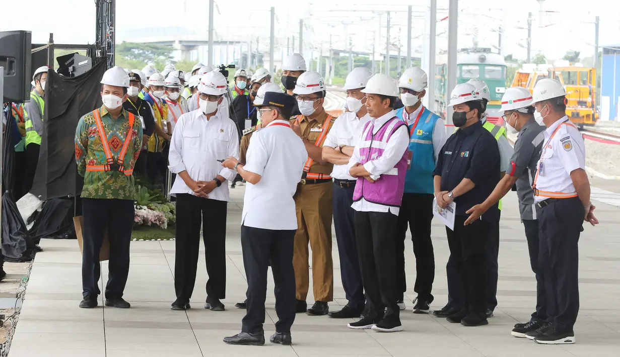 Presiden Joko Widodo atau Jokowi (tengah) meninjau proyek Kereta Cepat Jakarta-Bandung di Stasiun Tegalluar, Bandung, Jawa Barat, (13/10/2022). Tak hanya dalam negeri, Jokowi percaya kehadiran Kereta Cepat Jakarta-Bandung juga bakal semakin membuka konektivitas antara Indonesia dengan negara lain di kawasan Asean. (Liputan6.com/Herman Zakharia)