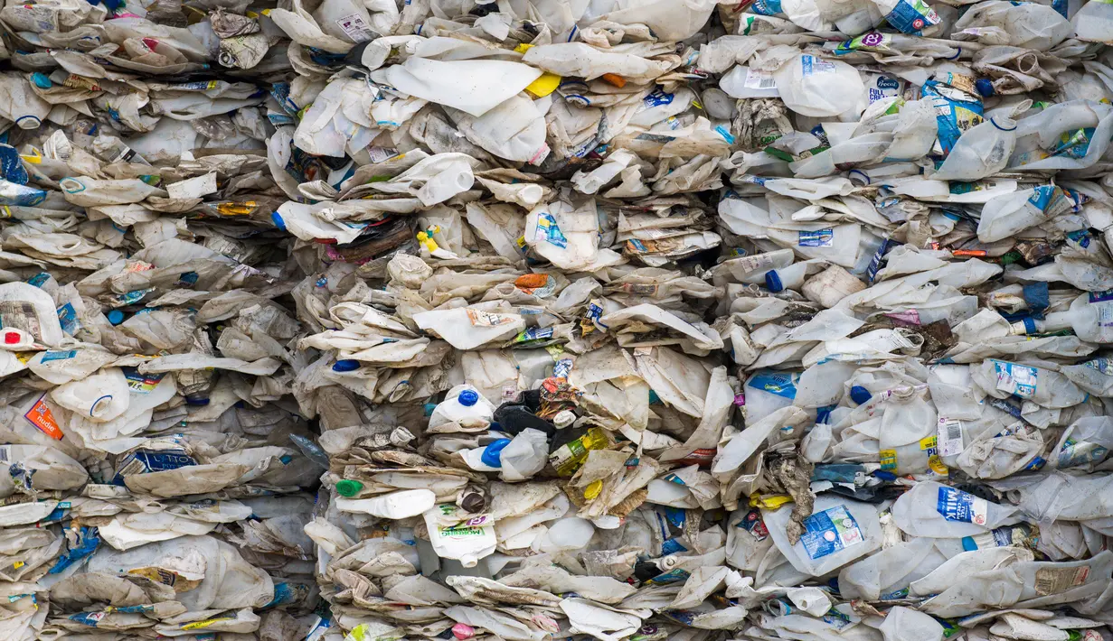 Kontainer berisi sampah plastik dari Australia siap dikirim kembali ke negara asal di Port Klang, sebelah barat Kuala Lumpur, Malaysia, Selasa (28/5/2019). Malaysia menjadi tujuan alternatif utama untuk sampah plastik setelah China melarang impor limbah tersebut. (Mohd RASFAN/AFP)