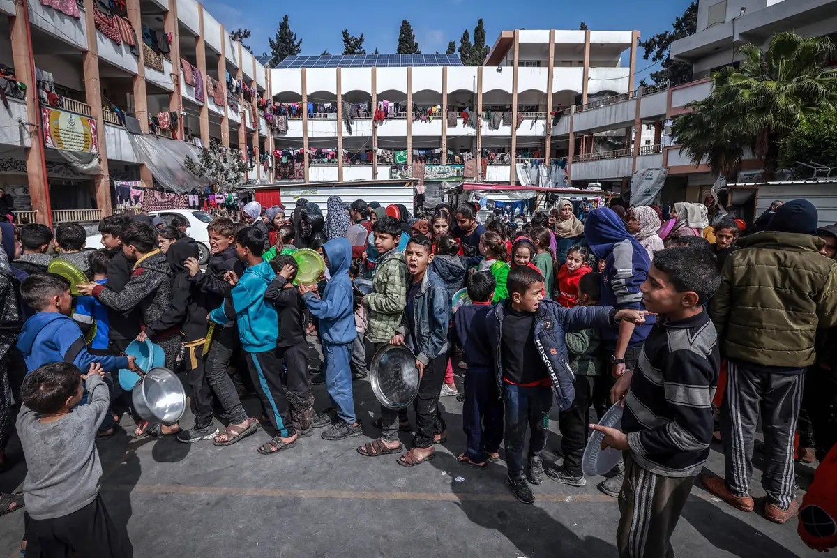 Potret Antrean Warga Palestina saat Pembagian Makanan di Lokasi Pengungsian