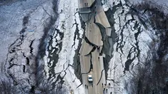 Foto udara kerusakan di Vine Road setelah gempa bumi melanda Wasilla di Alaska, Jumat (30/11). Gempa bermagnitudo 7.0 dan 5.7 menghancurkan jalan raya dan gedung-gedung serta memicu peringatan gelombang tsunami. (Marc Lester/Anchorage Daily News via AP)