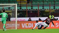 Gelandang AC Milan, Kevin-Prince Boateng, melepaskan tendangan yang berujung gol ke gawang Fioretina, pada laga lanjutan Serie A, di San Siro, Minggu (17/1/2016). Milan menang 2-0 pada pertandingan tersebut. (AFP/Giuseppe Cacace). 