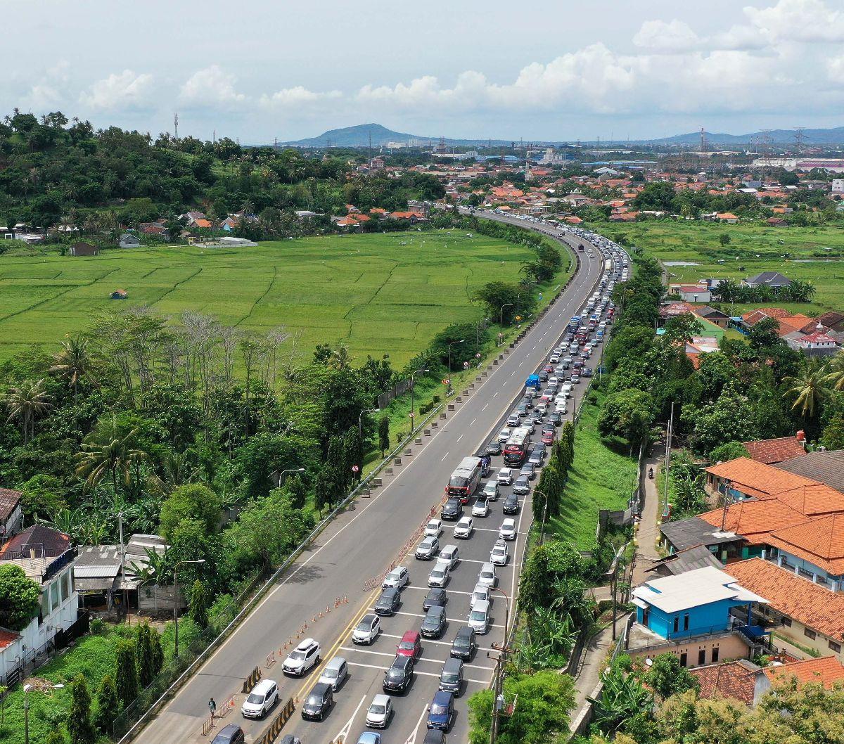 Ribuan kendaraan pemudik terjebak kemacetan panjang sebelum gerbang Tol Merak di Cilegon, Banten, Sabtu, (6/4/2024). Memasuki H-4 Lebaran pada Sabtu (6/4), ribuan kendaraan mengantre untuk memasuki Pelabuhan Merak, Kota Cilegon.&nbsp;Foto: Liputan6.com/An
