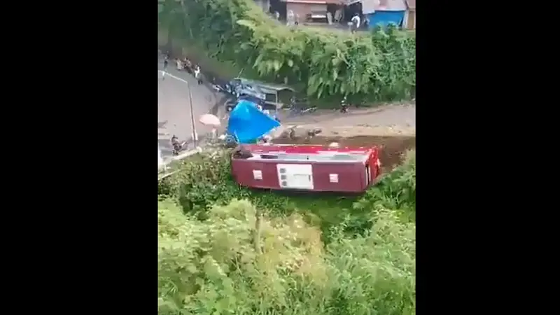 Video viral perlihatkan detik-detik kecelakaan bus di Guci, Slawi, Jawa Tengah.