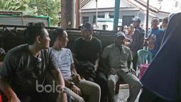 Alex Pulalo (kana) dan Leonard Tupamahu (4kiri) tiba di rumah duka Cijantung. (Bola.com/Nicklas Hanoatubun)