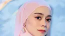 Selain nude, nuansa warna pink menjadi kunci tampilan yang menjanjikan.  [Foto: Instagram/ Lesti Kejora]