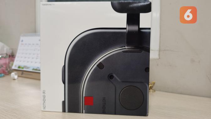 Unboxing Nothing Headphone (1). (Liputan6.com/ Yuslianson)