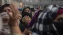 Umat Muslim Kashmir menangis saat berdoa dalam peringatan hari ulang tahunnya meninggalnya Syekh Abdul Qadir Jeelani di Srinagar, Kashmir yang dikuasai India, Rabu (17/11/2021). Peringatan hari meninggalnya Syekh Abdul Qadir Jeelani diikuti oleh ratusan Muslim Kashmir Sufi. (AP Photo/Mukhtar Khan)