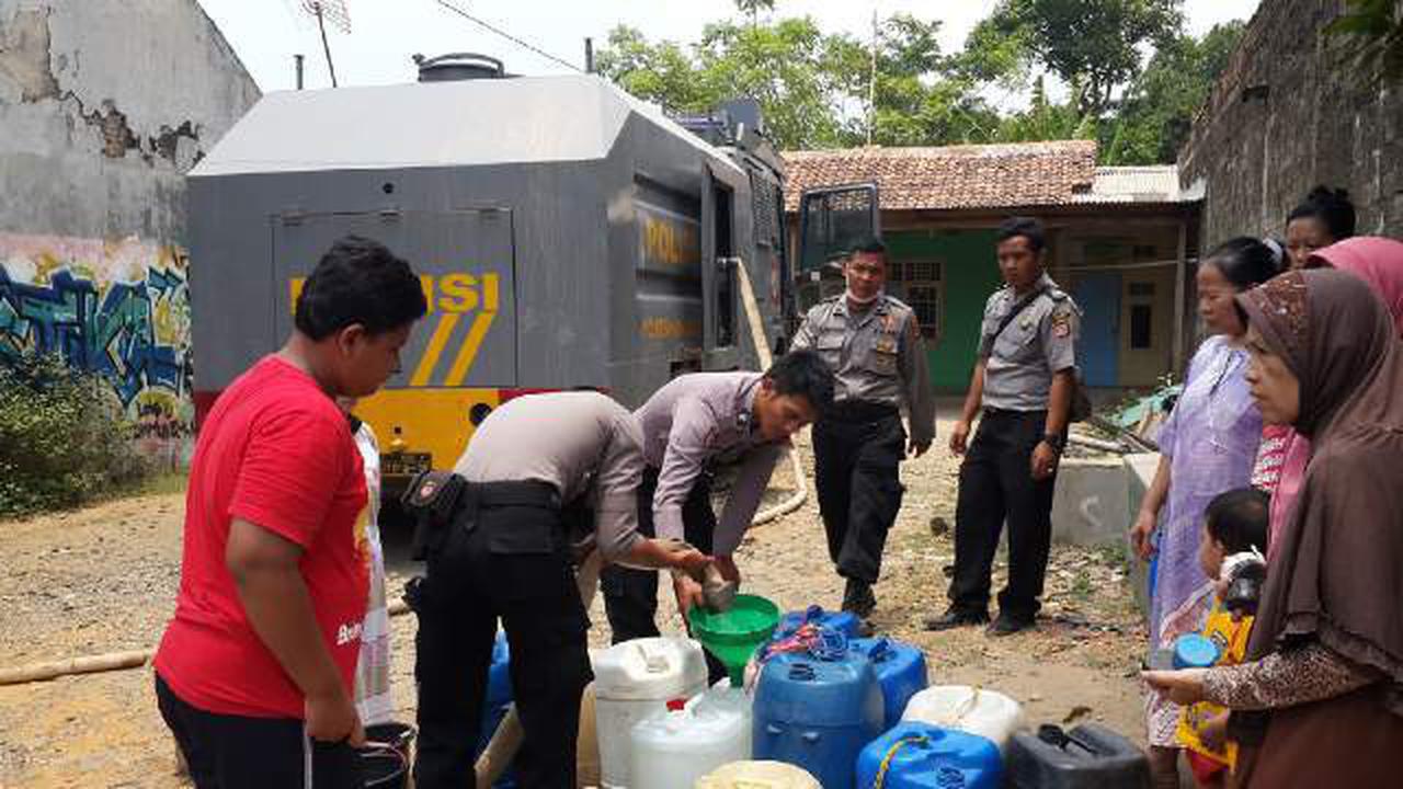 Kemarau Melanda Karawang, Polisi 'Semprot' Warga Wator Cannon