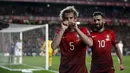 Bek Portugal, Fabio Coentrao (kiri) merayakan selebrasi usai mencetak gol ke gawang Serbia pada kualifikasi Piala Eropa 2016 di stadion Luz, Lisbon, Minggu (29/3/2015). Portugal menang 2-1 atas Georgia. (REUTERS/Rafael Marchante)