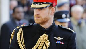 Pangeran Harry mengenakan seragam militer di Westminter Abbey pada 7 November 2019. (dok.Tolga AKMEN / AFP)
