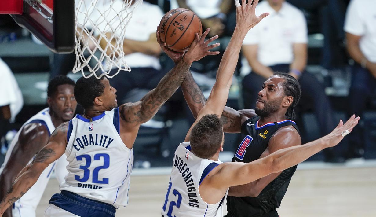 Pebasket Los Angeles Clippers, Kawhi Leonard, berusaha mencetak poin saat menghadapi Dallas Mavericks dalam gim kedua playoff NBA 2020 di AdventHealth Arena, Kamis (20/8/2020). Maverick menang 127-114 atas LA Clipppers. (AFP/Ashley Landis-Pool/Getty Images)