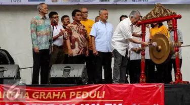 Menteri Perdagangan Enggartiasto Lukita memukul gong didampingi jajaran pengusaha anak usaha Artha Graha saat pembukaan pasar murah di Kawasan SCBD, Jakarta (14/1). (Liputan6.com/Fery Pradolo)