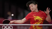 Atlet China Sun Yingsha mengembalikan bola pukulan Chen Szu-yu dari Taiwan dalam pertandingan babak 16 besar tenis meja tunggal putri di Olimpiade Musim Panas 2020 di Tokyo, Selasa (27/7/2021). (AP Photo/Kin Cheung)