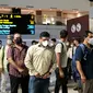 Puluhan WNA India dipulangkan ke negara asalnya dari Bandara Soekarno-Hatta, Cengkareng. Langkah ini menyusul peningkatan kasus Covid-19 di India. (Liputan6.com/Pramita Tristiawati)