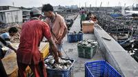 Aktivitas nelayan saat menurunkan hasil tangkapan di Perkampungan Nelayan Kalibaru, Cilincing, Jakarta Utara, Rabu (29/6/2022). Berdasarkan data Dinas Ketahanan Pangan, Kelautan, dan Pertanian (DKPKP) Provinsi DKI Jakarta, jumlah produksi perikanan tangkap dan budidaya di Ibu Kota pada tahun 2020 masing-masing sebanyak 107.828,84 dan 3.869,48 ton. (merdeka.com/Iqbal S. Nugroho)