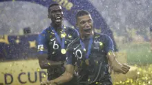 Pogba dan Mbappe merayakan kesuksesan Prancis menjadi juara Piala Dunia 2018. (AP/Matthias Schrader)