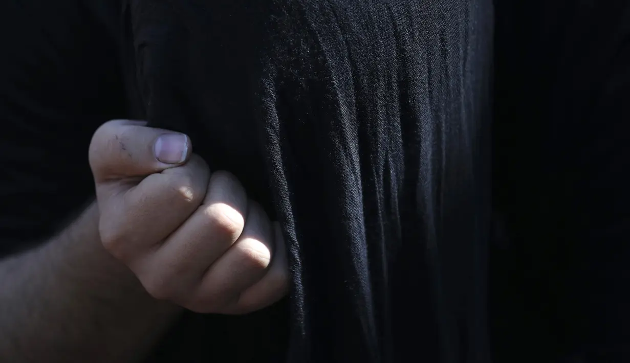 Seorang pria berduka saat memperingati Hari Asyura di Teheran, Iran, Minggu (30/8/2020). Ritual untuk memperingati wafatnya Imam Hussein tersebut digelar dengan menerapkan jarak sosial dan mewajibkan penggunaan masker. (AP Photo/Vahid Salemi)