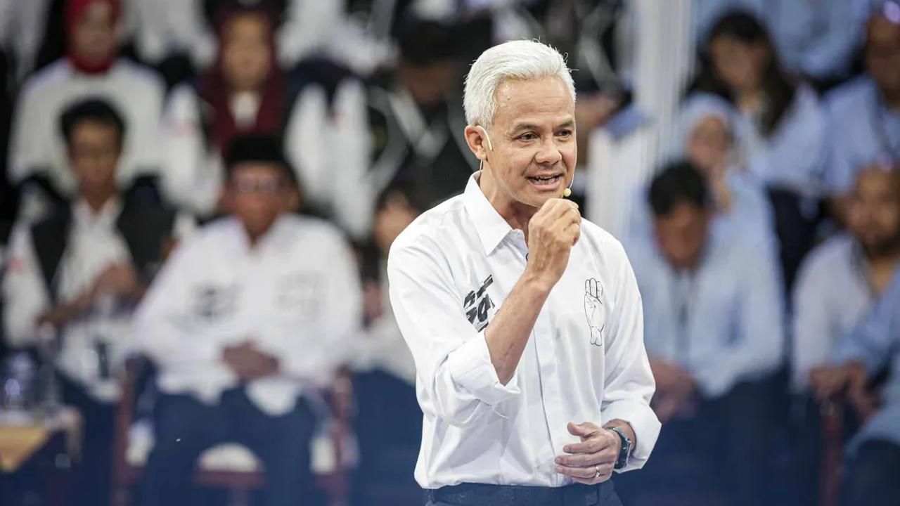 Calon presiden nomor urut 3, Ganjar Pranowo menanggapi jawaban Prabowo terkait penanganan teror dan pelanggaran HAM di Papua. <br>