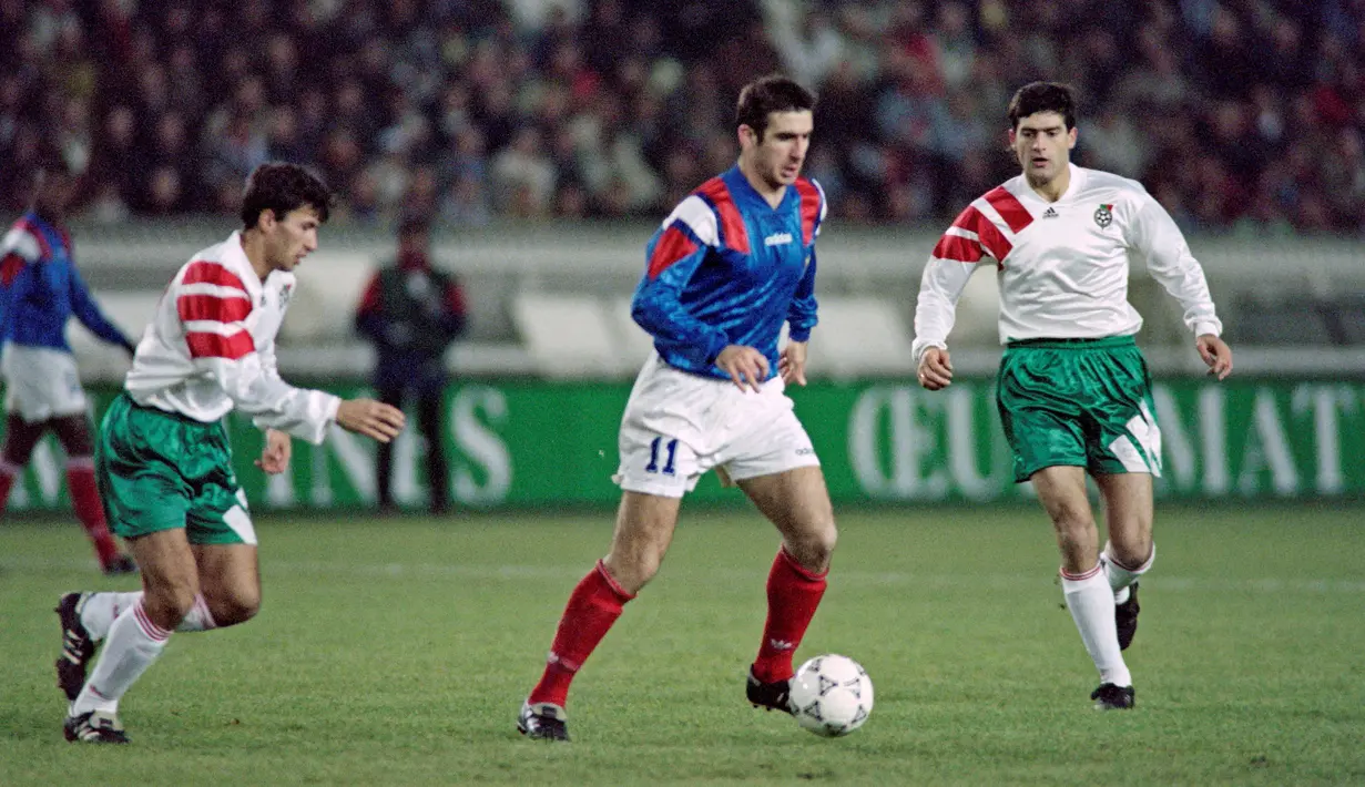 Eric Cantona pensiun dari Timnas Prancis tahun 1995 saat berusia 29 tahun setelah dihukum oleh Asosiasi Sepakbola Prancis karena menendang penonton saat laga Manchester United melawan Crystal Palace di musim 1994-95. (AFP/Gerard Julien)