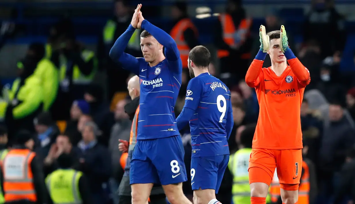 Para pemain Chelsea bertepuk tangan saat merayakan kemenangan mereka atas Huddersfield Town dalam lanjutan Liga Inggris di Stadion Stamford Bridge, London, Sabtu (2/2). (AP Photo/Alastair Grant)
