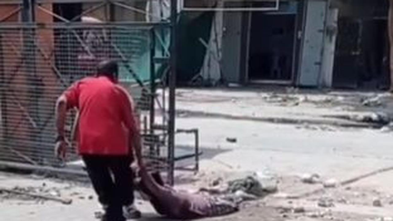 "Tetapi dia tertembak oleh sniper Israel yang membuatnya harus merelakan kakinya segera diamputasi," demikian dikutip dari keterangan video.  <br>