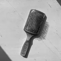 Wet brush memiliki kelebihan yang perlu kamu pertimbangkan dalam memilih sisir/Copyright unsplash.com/Jamal Yaliyev