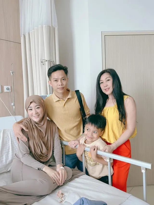 6 Potret Larissa Chou Dilarikan ke Rumah Sakit di Kehamilan Kedua, Ditemani Keluarga