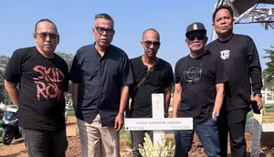 Abdel Achrian Ziarah ke Makam Temon, Kenang Persahabatan Puluhan Tahun