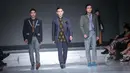 Sejumlah model memperagakan busana rancangan Musa Widyatmodjo di Jakarta Fashion & Food Festival 2015 di Jakarta, Jumat (22/5/2015). Rancangan Musa Widyatmodjo bertema "Luxury Man". (Liputan6.com/Faizal Fanani)