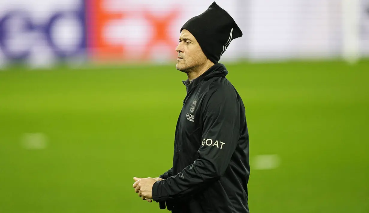 Pelatih Paris Saint-Germain (PSG), Luis Enrique, memimpin sesi latihan jelang laga menghadapi Borussia Dortmund pada matchday 6 Grup F Liga Champions 2023/2024 di Stadion Signal Iduna Park, Rabu (13/12/2023). (AP Photo/Martin Meissner)