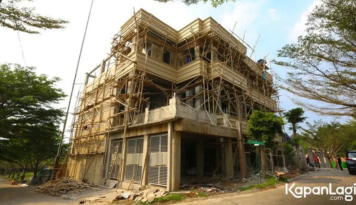 Rey juga membuka restoran baru dan mengaku punya karyawan hingga sekitar 70 orang. Tidak lama lagi, Rey akan pindah ke rumah baru yang sedang dalam proses. Rumah baru yang tampak kokoh, super megah dan biayanya ditakar mencapai hingga Rp 50 miliar. Berikut potret rumah dan mobil mewah Rey Utami dilansir dari Kapanlagi. [Foto: KapanLagi.com®/Budy Santoso]