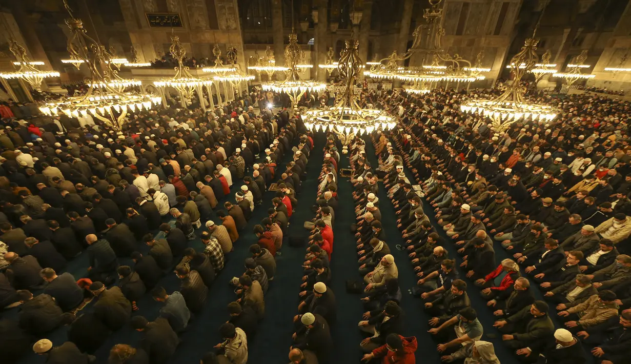 Umat Muslim melakukan sholat tarawih setelah 88 tahun menjelang hari pertama Ramadhan di Turki, di Masjid Hagia Sophia di Istanbul, Jumat (1/4/2022). Bangunan ikonik tersebut sebelumnya digunakan sebagai museum dan diubah menjadi masjid pada tahun 2020. (AP Photo/Emrah Gurel)