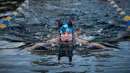 Seorang perempuan berpartisipasi dalam Kejuaraan Berenang Musim Dingin Swedia di Hellasgarden, Stockholm pada 5 Februari 2022. Kejuaraan renang tersebut digelar dengan suhu air tidak lebih dari 1,9 derajat celsius. (Jonathan NACKSTRAND / AFP)