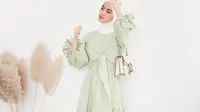 Inspirasi model gamis lebaran untuk penampilan yang makin modis. (Foto: Instagram @sashfir)