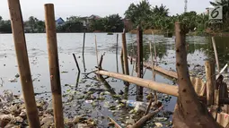 Suasana sekitar Waduk Surilang, Pasar Rebo, Jakarta Timur, Senin (25/2). Waduk yang mengalami pendangkalan akibat lumpur yang lama tak dikeruk tersebut dikhawatirkan meluap saat musim hujan. (Liputan6.com/Immanuel Antonius)