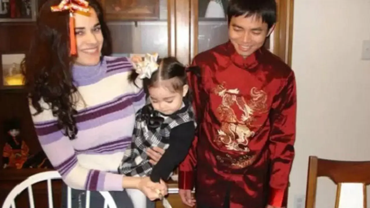 Pasangan Tiffany dan Cai Xiaohua serta putri kecil mereka