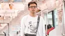 Pria asal Surabaya ini memang dikenal punya gaya busana yang kekinian. Di berbagai kesempatan, Brandon De Angelo kerap tampil dengan gaya kasual mengenakan kaus. Salah satu kaus yang ia sering pakai adalah berwarna putih. 
(Liputan6.com/IG/@brandon_lilhero)