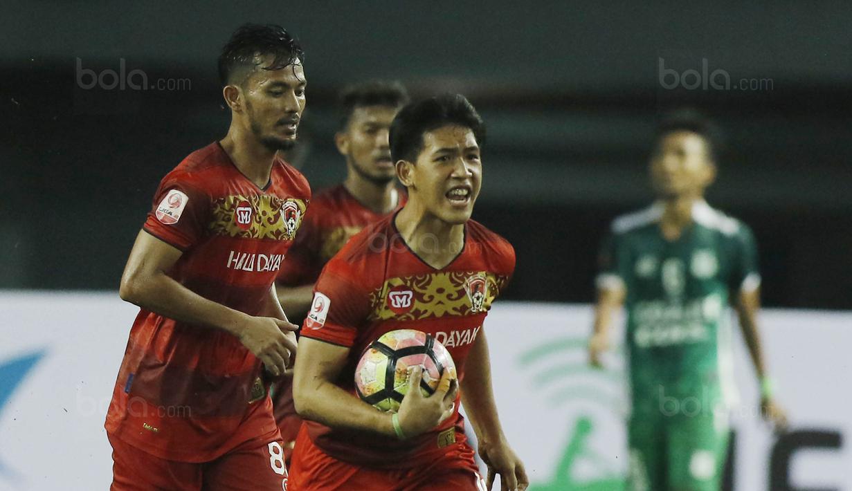 Pemain Kalteng Putra FC, Eksel Runtukahu, melakukan selebrasi usai mencetak gol ke gawang PSMS Medan pada laga Liga 2 Indonesia di Stadion Patriot, Bekasi, Kamis, (9/11/2017). PSMS Medan menang 2-1 atas Kalteng Putra FC. (Bola.com/M Iqbal Ichsan)