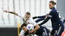 Gelandang Benevento, Riccardo Improta (kiri) dihadang dua pemain Juventus, Federico Bernardeschi (tengah) dan Adrien Rabiot dalam laga lanjutan Liga Italia 2020/2021 pekan ke-28 di Allianz Stadium, Turin, Minggu (21/3/2021). Benevento menang 1-0 atas Juventus. (LaPresse via AP/Marco Alpozzi)