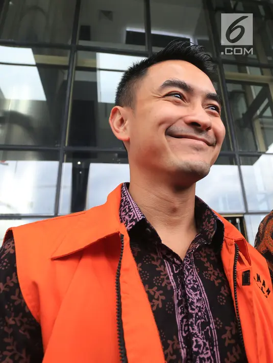 Gubernur Jambi nonaktif, Zumi Zola tersenyum usai menjalani pemeriksaan di KPK, Jakarta, Jumat (25/5). Zumi diperiksa sebagai saksi untuk tersangka Arfan terkait gratifikasi proyek-proyek di Provinsi Jambi. (Liputan6.com/Herman Zakharia)