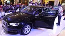 Pengunjung melihat interior sedan The All New Audi A4 yang baru diluncurkan di Jakarta, (1/6). Audi A4 terbaru ini menggabungkan dua kekuatan penting dalam sebuah mobil, yaitu desain sporty dan efisiensi bahan bakar.  (Liputan6.com/Angga Yuniar)