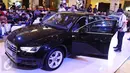 Pengunjung melihat interior sedan The All New Audi A4 yang baru diluncurkan di Jakarta, (1/6). Audi A4 terbaru ini menggabungkan dua kekuatan penting dalam sebuah mobil, yaitu desain sporty dan efisiensi bahan bakar.  (Liputan6.com/Angga Yuniar)
