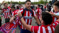 Penyerang Atletico Madrid, Luis Suarez, merayakan keberhasilan menjuarai La Liga musim ini bersama suporter. (AP Photo/Manu Fernandez)